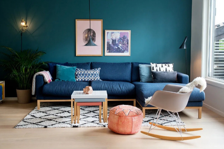 thiết kế phòng khách màu xanh lam